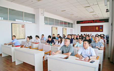 標(biāo)題：中國(guó)農(nóng)機(jī)院黨委委員、副總經(jīng)理，呼和浩特分院黨委書記、董事長(zhǎng)王振華講授黨課
瀏覽次數(shù)：1399
發(fā)表時(shí)間：2024-06-26