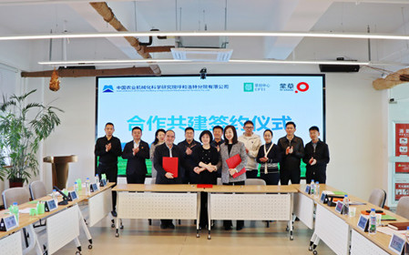 標(biāo)題：深化產(chǎn)業(yè)合作 呼和浩特分院與蒙草集團(tuán)、草創(chuàng)中心簽訂“國(guó)家草業(yè)技術(shù)創(chuàng)新中心”合作共建框架協(xié)議?
瀏覽次數(shù)：1813
發(fā)表時(shí)間：2025-03-25