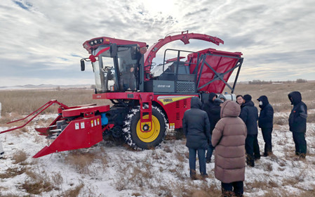 標題：中央財政林草科技推廣項目設備交付 檸條收獲機落地賦能沙地生態(tài)治理
瀏覽次數(shù)：42
發(fā)表時間：2025-12-12